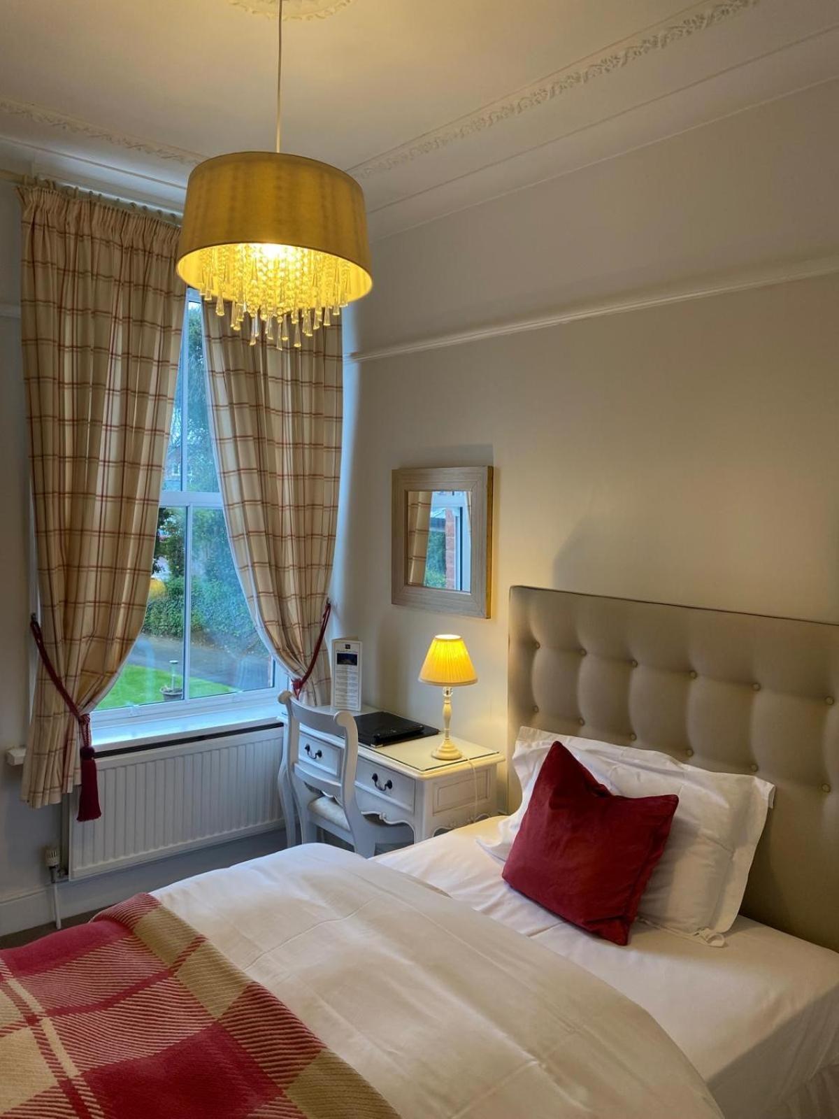 Alexandra Court Hotel Конглтон Экстерьер фото